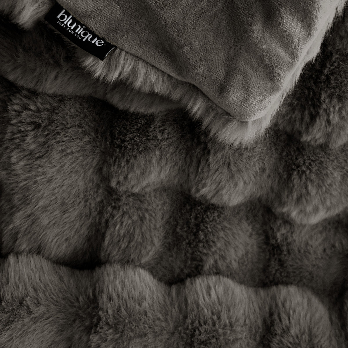 blunique - Premium Faux Fur Bubble Throw & Blanket