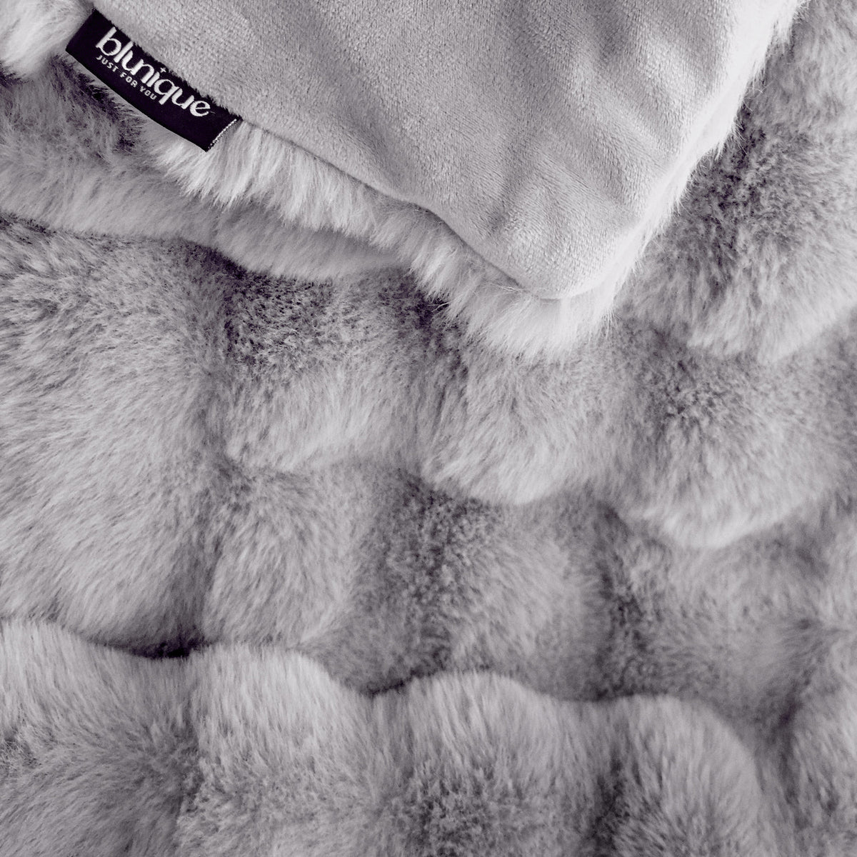 blunique - Premium Faux Fur Bubble Throw & Blanket