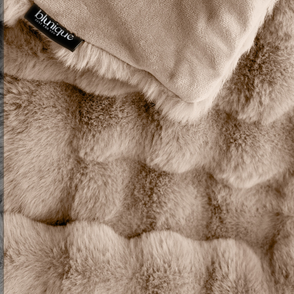 blunique - Premium Faux Fur Bubble Throw & Blanket