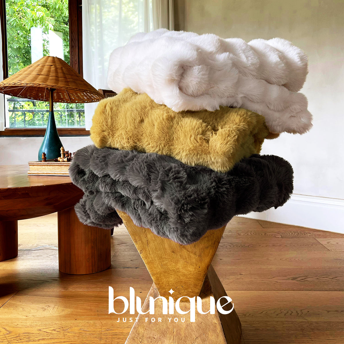 blunique - Premium Faux Fur Bubble Throw & Blanket