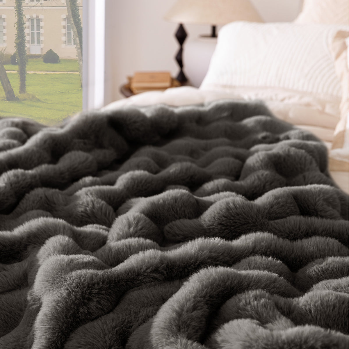 blunique - Premium Faux Fur Bubble Throw & Blanket
