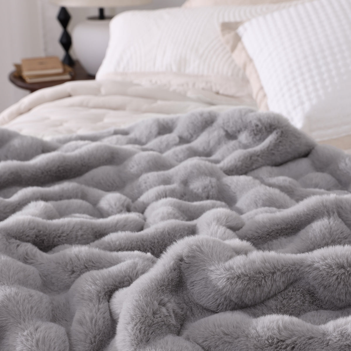 blunique - Premium Faux Fur Bubble Throw & Blanket