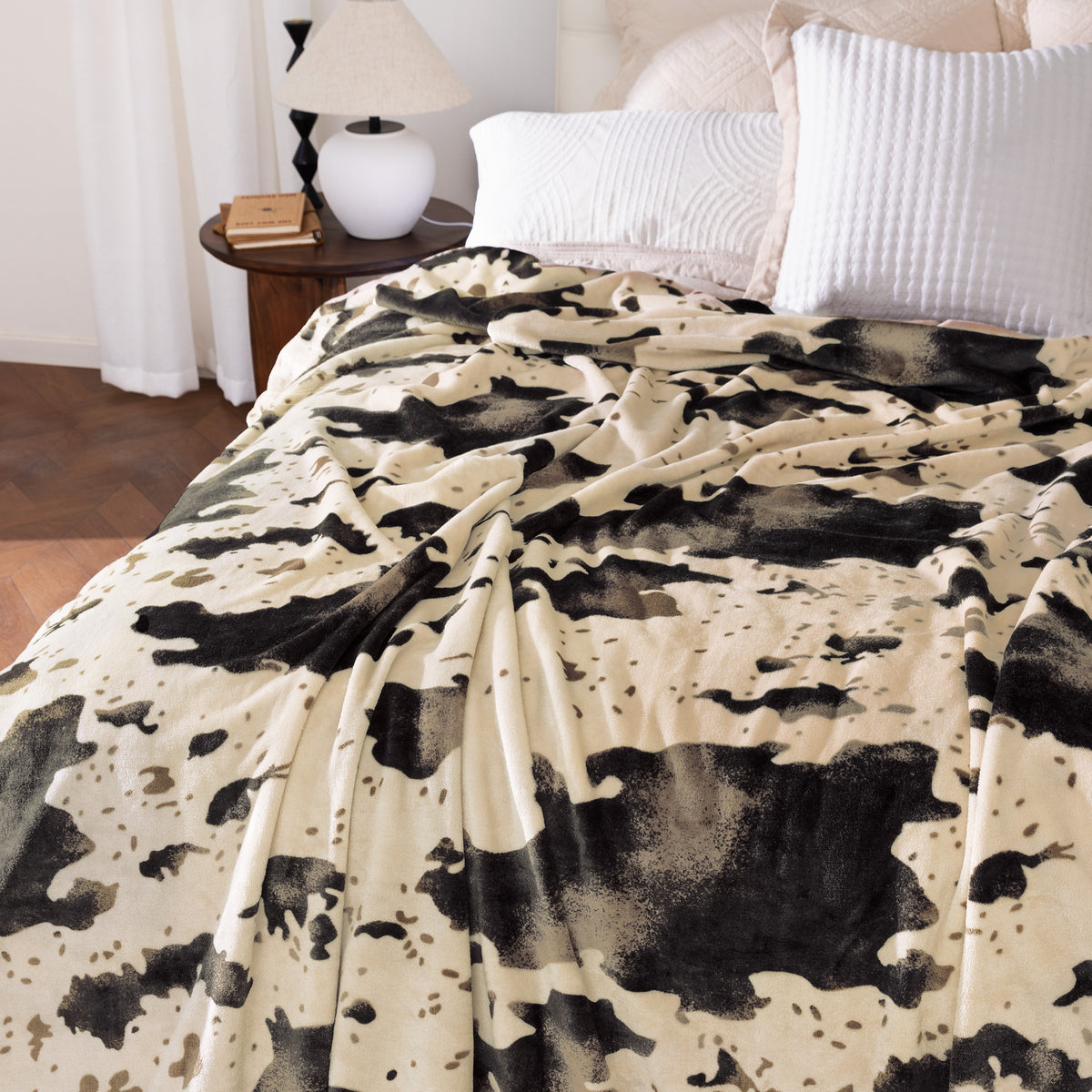 blunique - Cozy Cow Print Non-Shedding Fleece Blanket