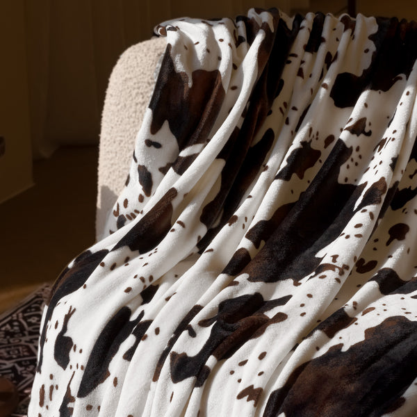 blunique - Cozy Cow Print Non-Shedding Fleece Blanket