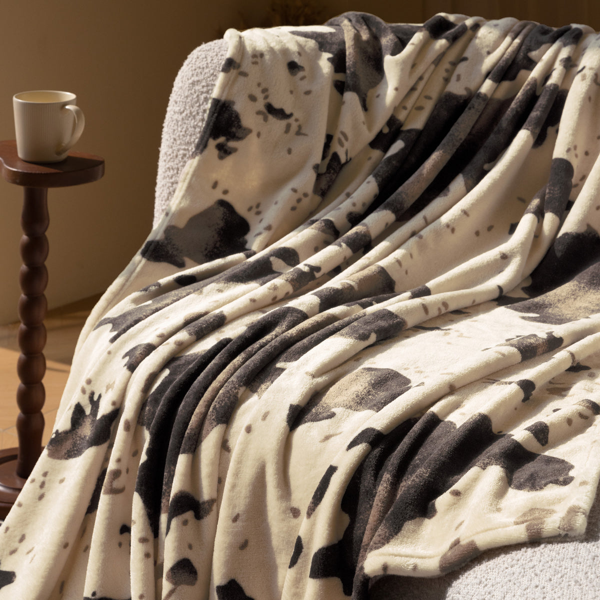 blunique - Cozy Cow Print Non-Shedding Fleece Blanket