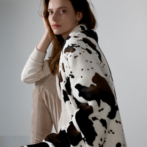 blunique - Cozy Cow Print Non-Shedding Fleece Blanket