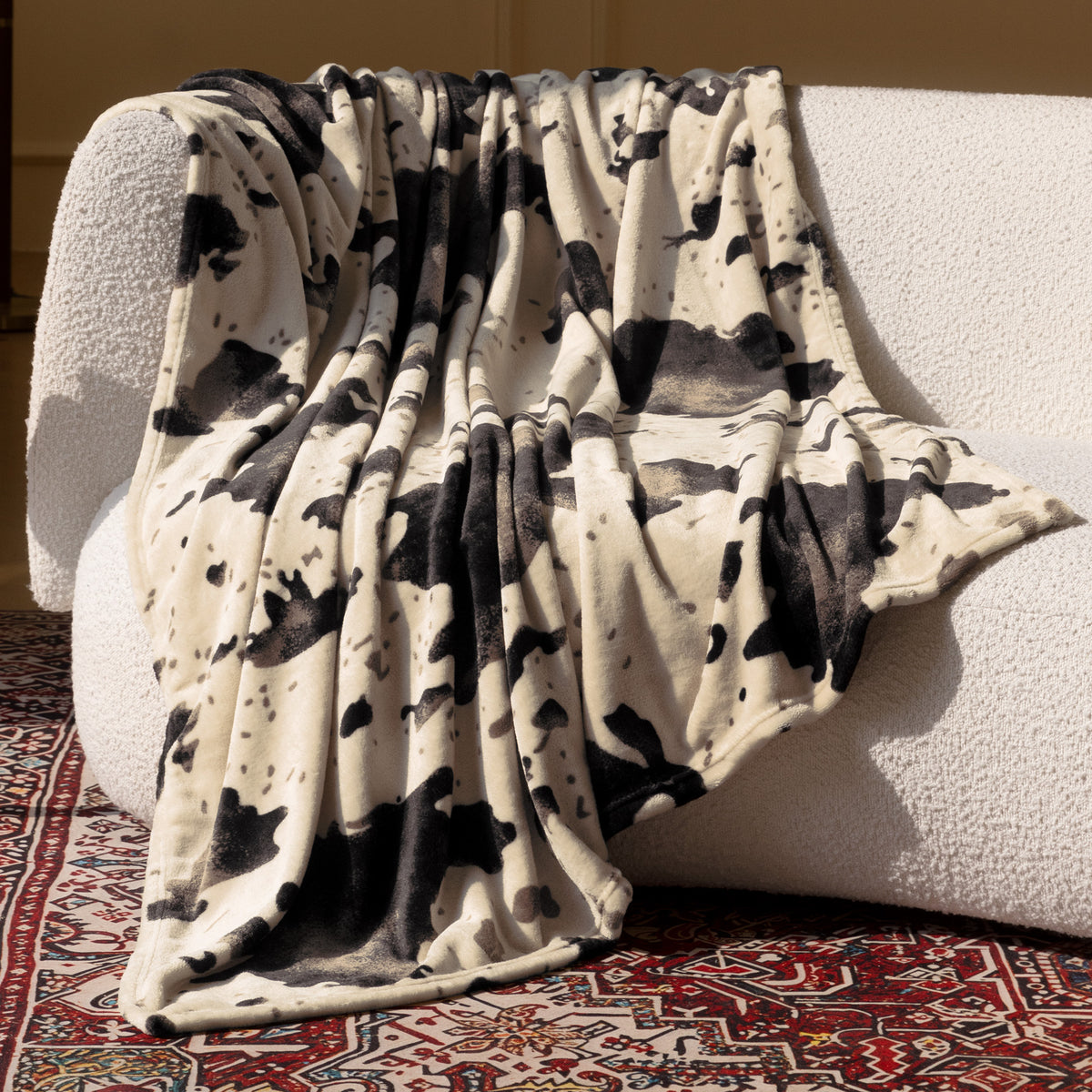 blunique - Cozy Cow Print Non-Shedding Fleece Blanket