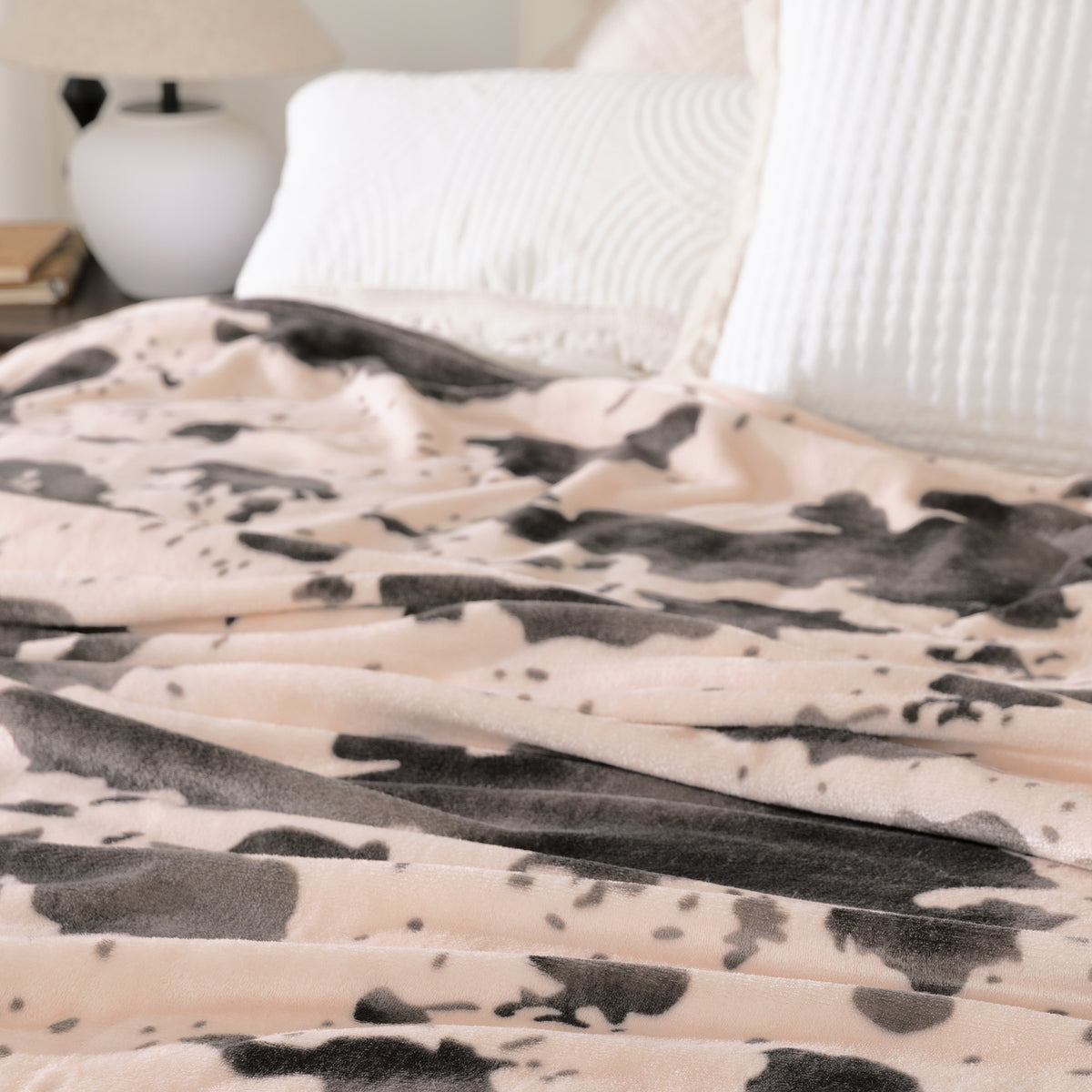 blunique - Cozy Cow Print Non-Shedding Fleece Blanket