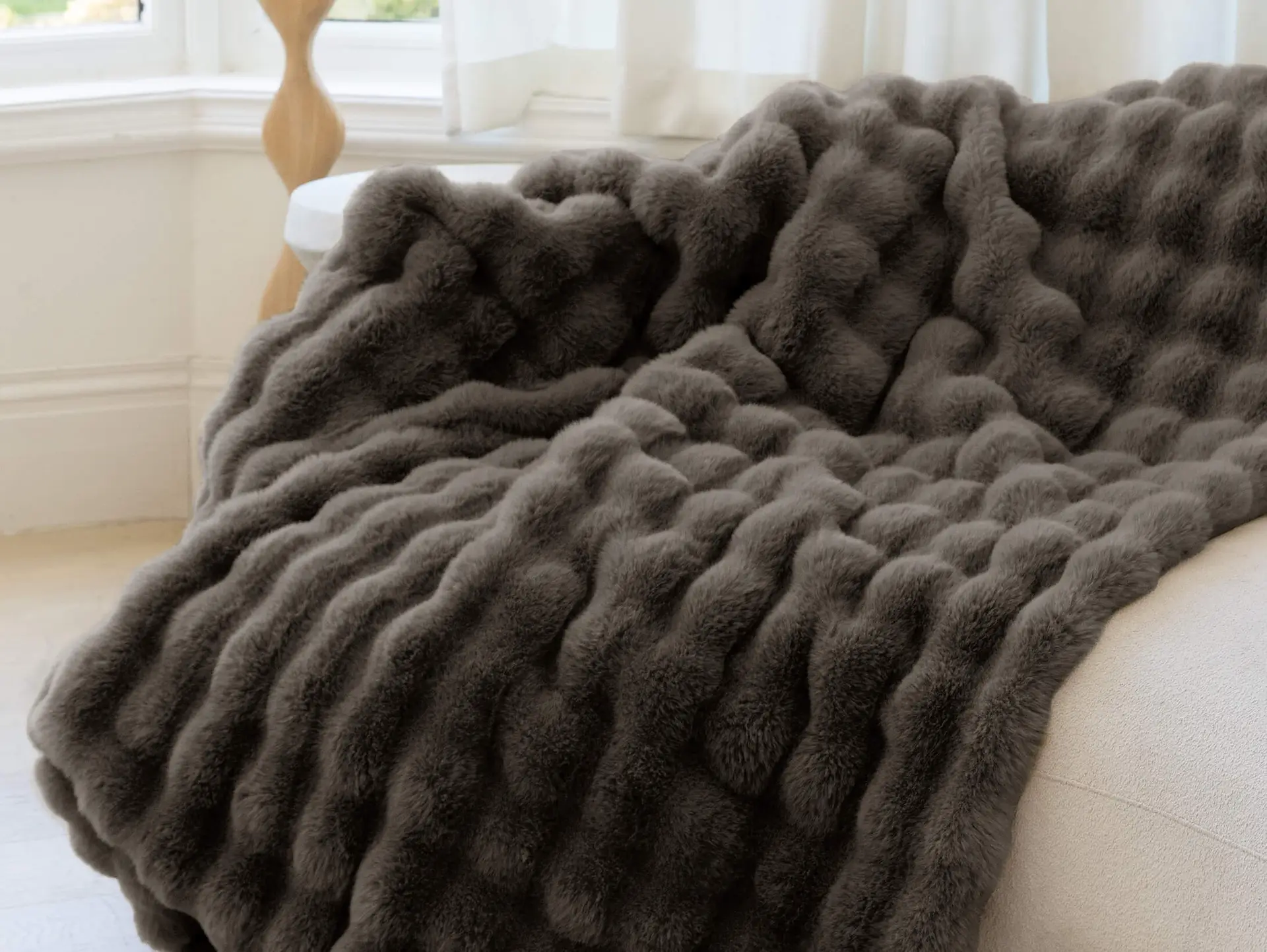 Bubble faux fur blanket with plush texture